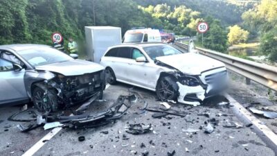 Accident pe DN7! Traficul blocat după coliziune frontală între două mașini!
