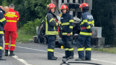 Tragedie pe DN1! Un bărbat a murit carbonizat după ce a intrat cu maşina într-un stâlp lângă Ciolpani!