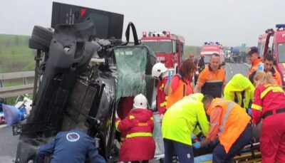 Accident grav în Botoșani! Microbuz lovit frontal de o mașină, zeci de răniți, inclusiv copii!