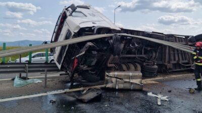 Accident pe autostrada A1! TIR încărcat cu lemne s-a răsturnat și a blocat traficul ore bune în Alba!
