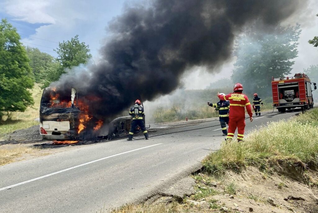 Autobuz incendiu