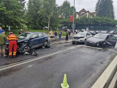 Breaking! Trafic paralizat pe DN1 în Predeal după un accident grav cu trei mașini. Trei persoane rănite!