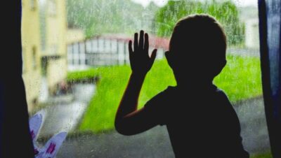 Cutremurător în Constanța! Băiat de 14 ani cu dizabilități găsit încuiat și hrănit cu pufuleți! Ancheta e în desfășurare!