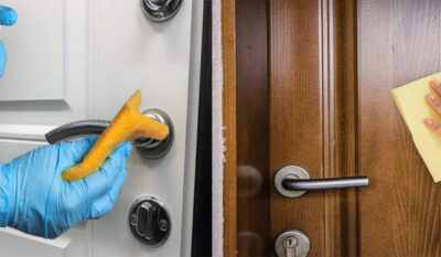 Trucul simplu care îți lasă ușa de la intrare ca nouă. Ai nevoie doar de detergent de vase și apă călduță!