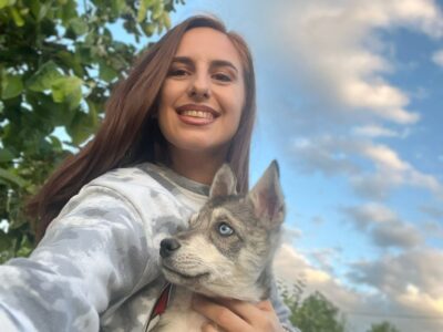 Inedit în Târgu Jiu! Profesora care schimbă haine pe hrană pentru câinii abandonați!