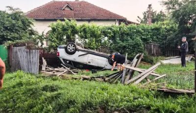 Incredibil! Mașină răsturnată într-o curte în Argeș! Șoferul a scăpat nevătămat!