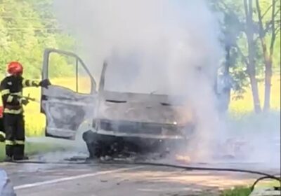 Accident grav în Vâlcea! Motocicletă în flăcări după coliziunea cu o autoutilitară, motociclistul grav rănit!