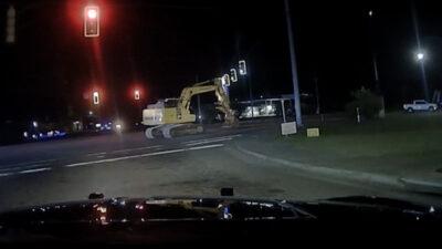 Urmărire ca-n filmele de comedie! Polițiștii goneau după un excavator cu 5 km/h timp de o oră!