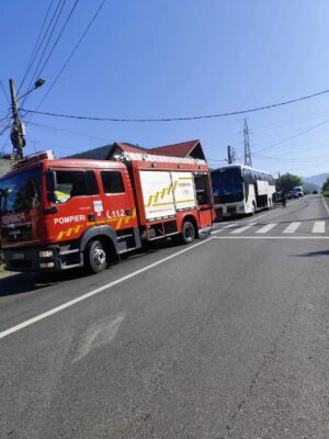 Incendiu la un autocar cu 43 de sârbi pe DN 15 în Neamț! Pasagerii s-au autoevacuat înainte să izbucnească focul!