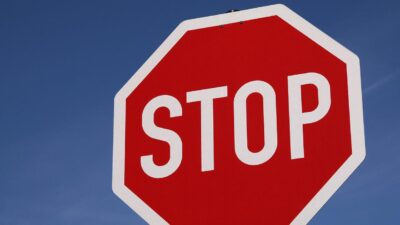 Șoc în Focșani! Un bărbat a spart geamul unei șoferițe cu un indicator rutier după ce i-a sărit în față! Ce au descoperit polițiștii despre el!