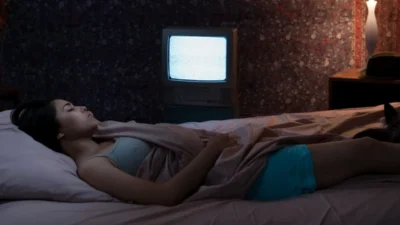 Adormi cu televizorul pornit? Ce spun somnologii despre riscurile ascunse pentru sănătate!