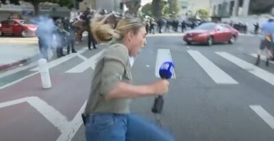 Jurnalistă rănită cu un glonț de cauciuc în timpul unei transmisiuni live din mijlocul protestelor!