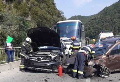 Accident grav pe Valea Oltului! O persoană dusă de urgență la spital după coliziune frontală!