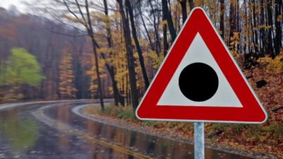 Semnul care dă mari bătăi de cap șoferilor! Ce înseamnă triunghiul roșu cu bulină neagră pe drumurile din România?