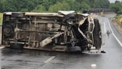 Accident grav pe DN1 în Sibiu! Copil de 2 ani și tânăr de 18, duși de urgență la spital după ce o șoferiță neatentă a răsturnat o dubă!