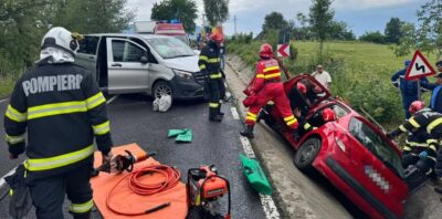 Cumplit! șase persoane duse de urgență la spital după ce microbuzul a spulberat o mașină în Maramureș!