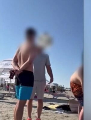 Patronul din Mamaia, criticat după ce a insultat turiștii fără șezlonguri pe plajă privatã