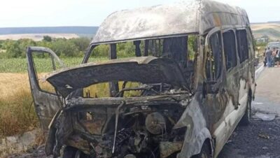 Incendiu puternic la microbuz în mers în Mehedinți: pasagerii au scăpat nevătămați