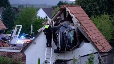 Accident spectaculos în Germania: Mașină zboară în acoperiș, șase răniți grav