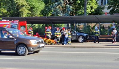 Accident grav în Israel! Mașină intră în stația de autobuz, opt răniți
