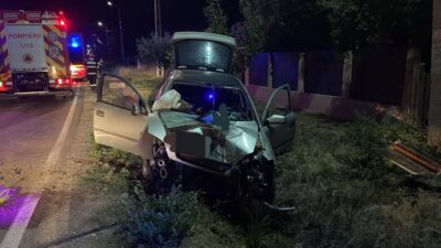 Accident grav în Argeș: autoturism lovit de un cap de pod, victime ușoare