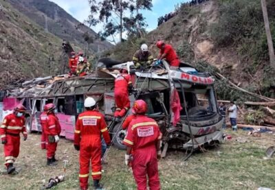Tragedie în Peru: Autobuz prăbușit în prăpastie, 18 morți și zeci de răniți
