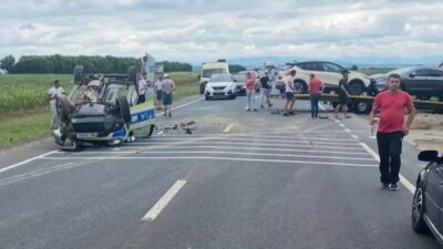 Accident grav în Timiș: Autospecială de poliție și două vehicule implicate, o persoană încarcerată