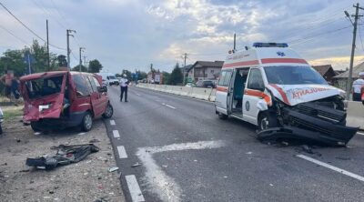 Accident grav pe DN64 în Vâlcea: Ambulanță lovită, două persoane rănite