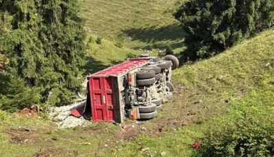Accident grav în Argeș! Autobasculantă răsturnată în râpă, șoferul rănit