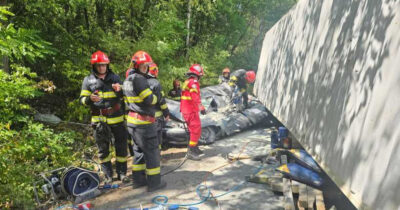 Accident grav! Un container metalic transportat de un TIR a căzut pe o mașină în trafic și a ucis un om