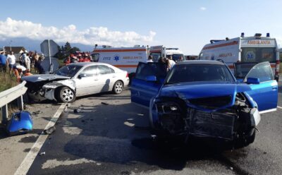 Accident grav pe DN 1 în apropiere de Veștem! Trafic blocat complet după coliziunea unui microbuz de marfă!
