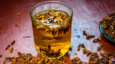 Apa de cuișoare pentru ten: rețetă naturală și beneficii dovedite dermatologic