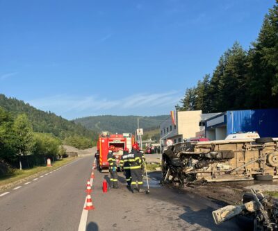 Accident grav în Ceahlău! Microbuz răsturnat după ce a lovit un cap de pod! Un bărbat transportat la spital!
