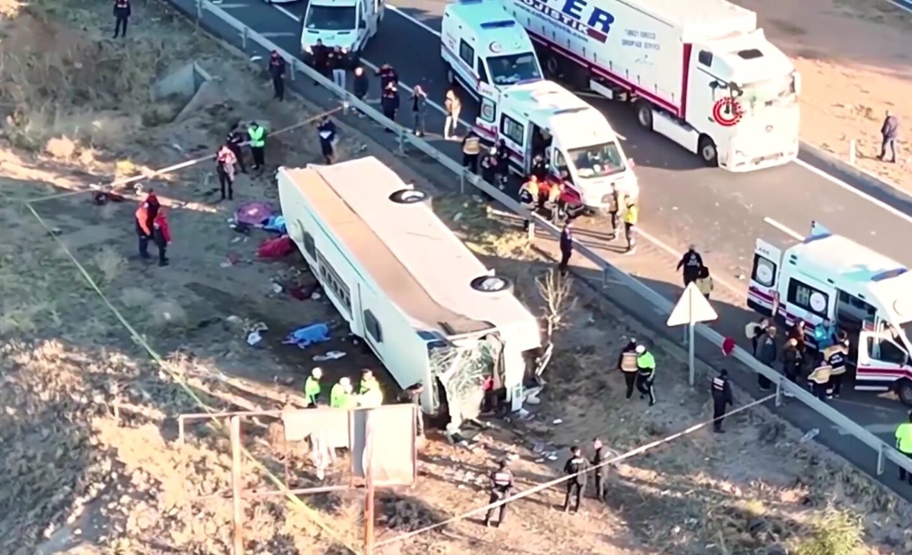 Autobuz rasturnat pe autostrada
