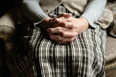 Drama unei bătrâne din Iași abandonată de cei 9 copii: „M-au lăsat singură, fără casă și fără speranță”