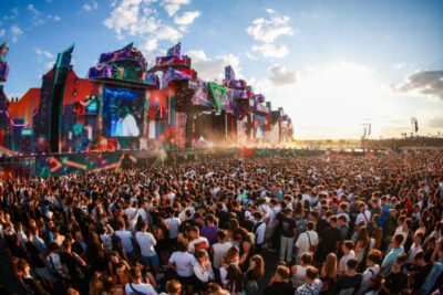 Tragedie la festivalul Beach Please! Adolescent în stare gravă după ce a fost împins să sară de pe scenă de către artist