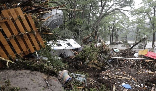 Familie maturata de ape in timpul inundatiilor catastrofale