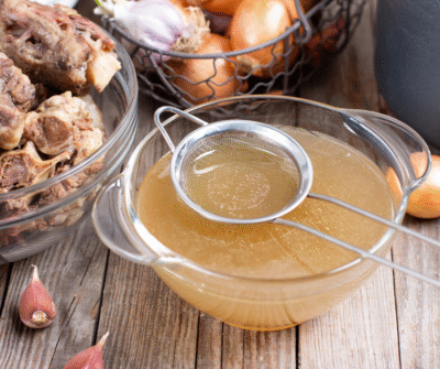 Gelatina de oase: beneficii esențiale pentru piele, articulații și somn sănătos