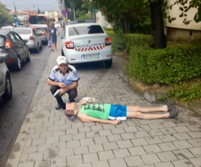 Bărbat găsit inconștient pe stradă, transportat de urgență la spital