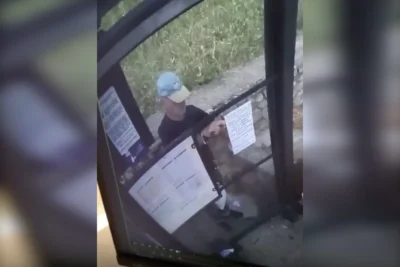 Alertă în Pitești! Poliția caută un bărbat prins pe camerele de supraveghere lipind afișe ilegale pe stația de autobuz!