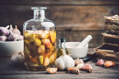 Remediul medieval cu oțet și usturoi: tonic natural pentru imunitate și energie