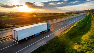 Accident cu TIR pe DN6 lângă Orșova: scurgere de combustibil în Dunăre și trafic blocat