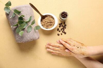 Ești gata să-ți transformi mâinile? Trucul natural cu zaț de cafea și zahăr care face minuni!