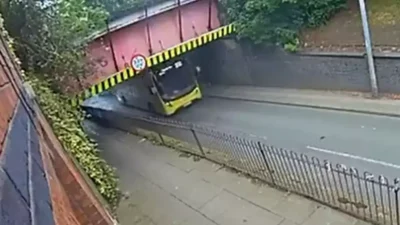 Accident grav în Manchester! Autobuz etajat lovit pod, 20 răniți, șofer arestat