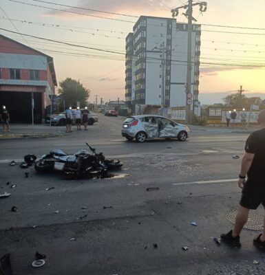 Șoferul care nu a acordat prioritate a lăsat un motociclist în stare gravă după un accident șocant în Slatina!