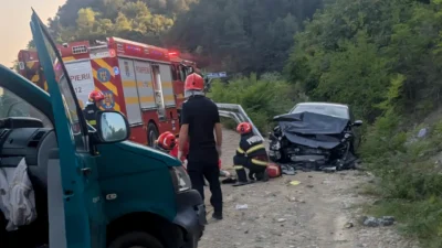 Doi morți şi doi răniți, după ce un autoturism s-a ciocnit cu o autospecială a Poliției