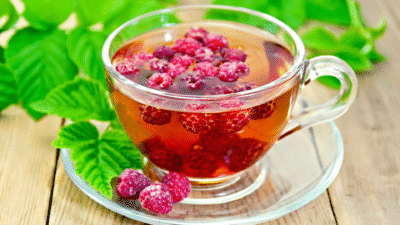 Ceaiul de frunze de zmeur: remediu natural pentru sănătatea femeii în toate etapele vieții