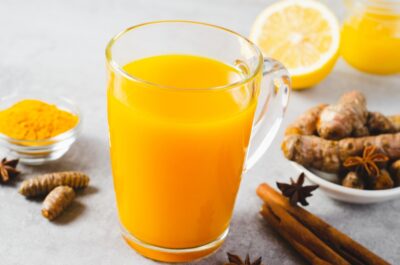 Ceai antiinflamator cu turmeric și dafin: rețeta recomandată de dr. Bruno Roman