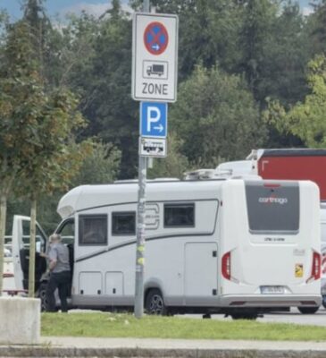 Nu o să-ți vină să crezi ce a pățit un român în vacanță: și-a uitat soția într-o benzinărie din Germania!