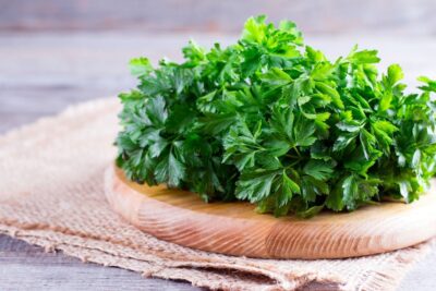 Pătrunjelul: Beneficii dovedite pentru rinichi, ficat, imunitate și echilibru hormonal